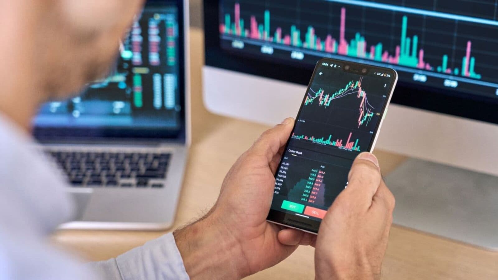 Shares to buy or sell: Chandan Taparia of Motilal Oswal recommends three stocks to buy today